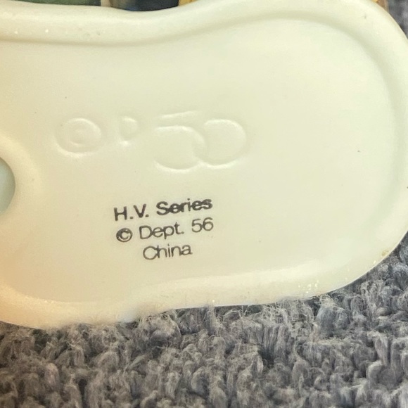 Dept 56 Heritage Village Cobbler 5839-4 Figurine - Picture 4 of 6